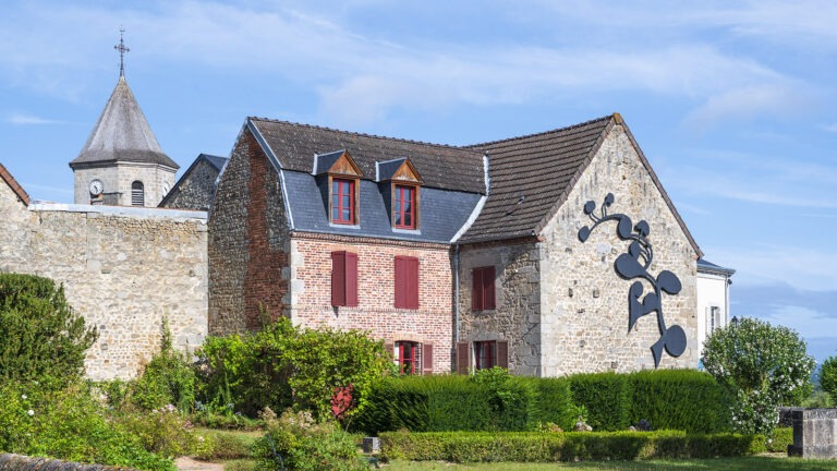 Kunst begegnet euch im Département Creuse alleroten - auch als Skuptur von Jacques Lagrange auf einem Stadthaus in Ahun. Foto: Hilke Maunder