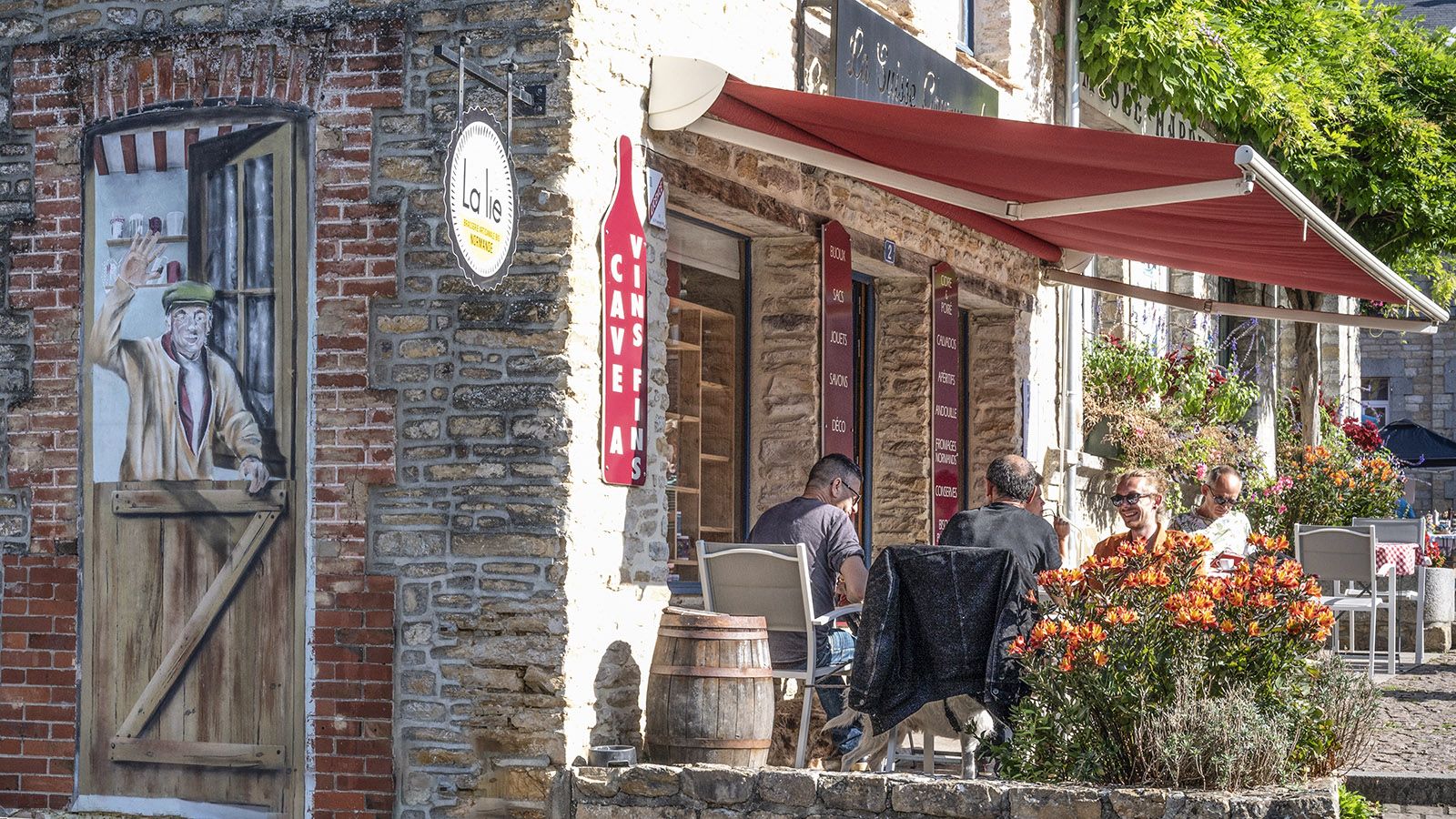 Ein épicerie mit Bar: La Suisse Gourmande in Clécy. Foto: Hilke Maunder
