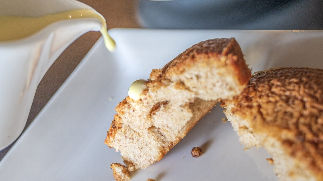 Mit oder ohne Vanillesoße ein Hochgenuss: der Haselnusskuchen Le Creusois. Foto: Hilke Maunder