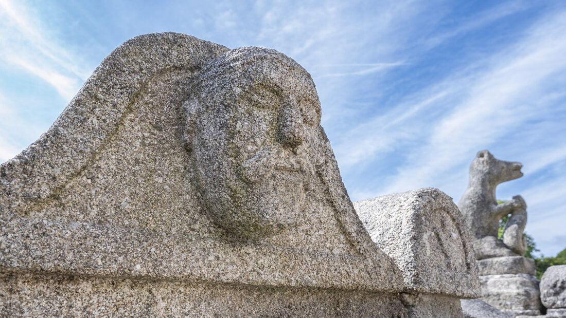 Eine Galerie von Figuren schmückt die Mauer des Küchengartens. Foto: Hilke Maunder