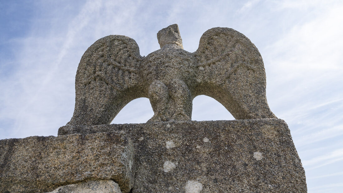 Den Eingang zum Küchengarten schmücken gleich mehrere Skulpturen von François Michaud. Foto: Hilke Maunder