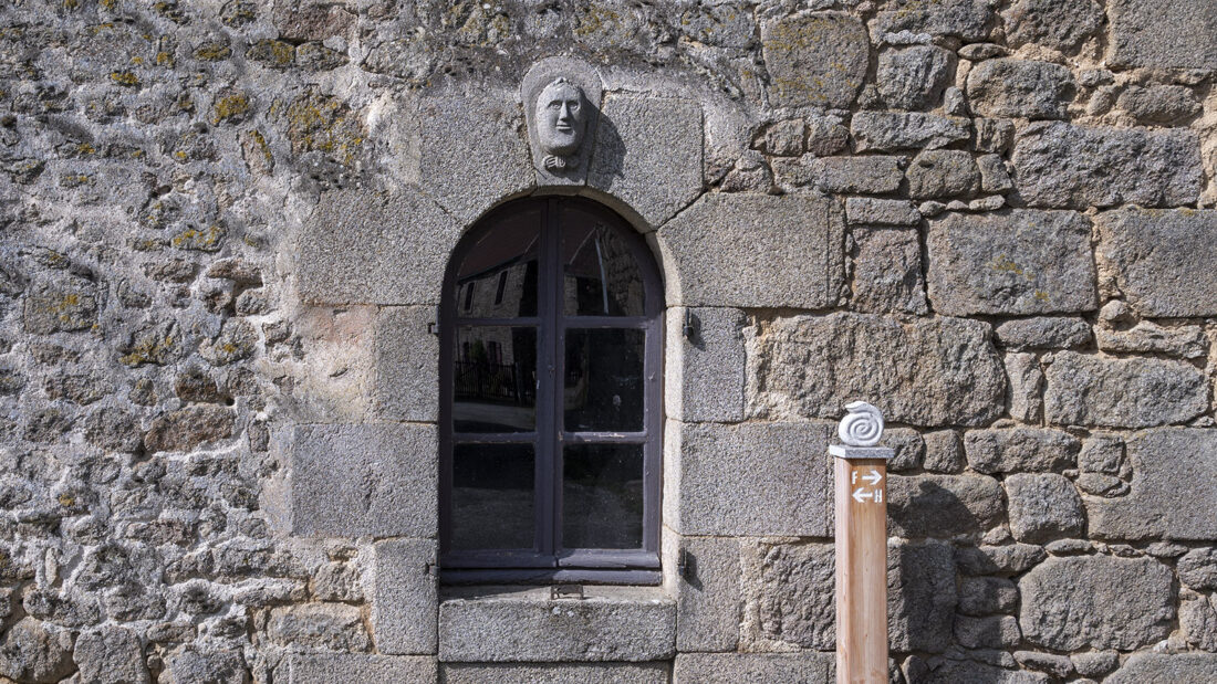 Am Geburtshaus von François Michaud könnt ihr dieses Antlitz entdecken. Foto: Hilke Maunder