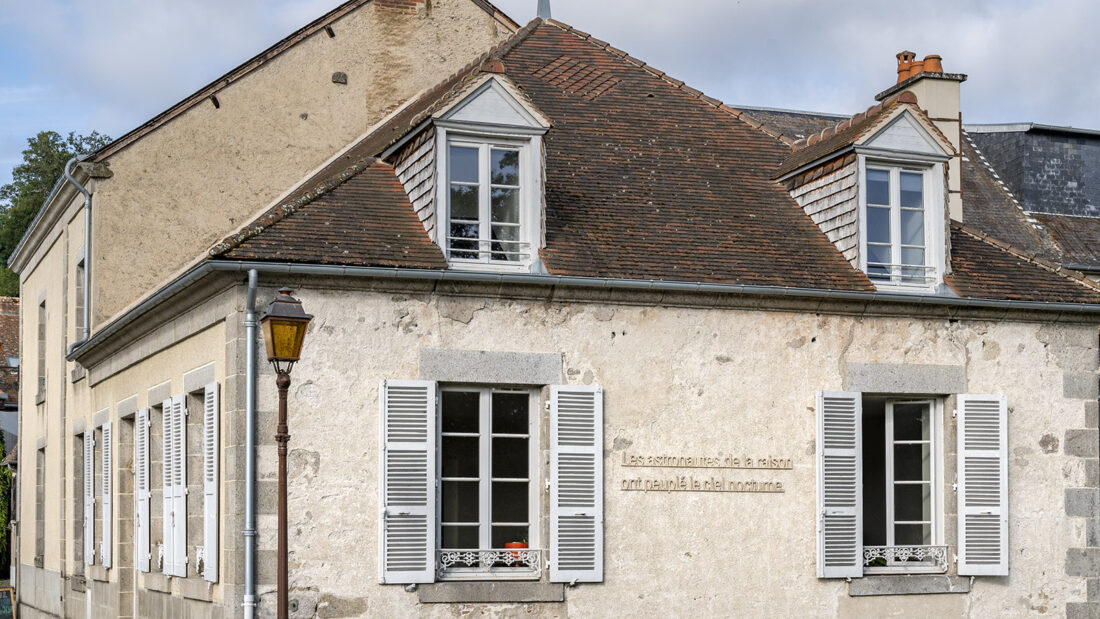 Les astronomes de la raison ont peuplé le ciel nocturne (Die Astronomen der Vernunft haben den Nachthimmel bevölkert) zitierten die Worte auf der Fassade von La Métive in Moutier-d'Ahun Émile Chartier, besser bekannt unter seinem Pseudonym Alain. Foto: Hilke Maunder