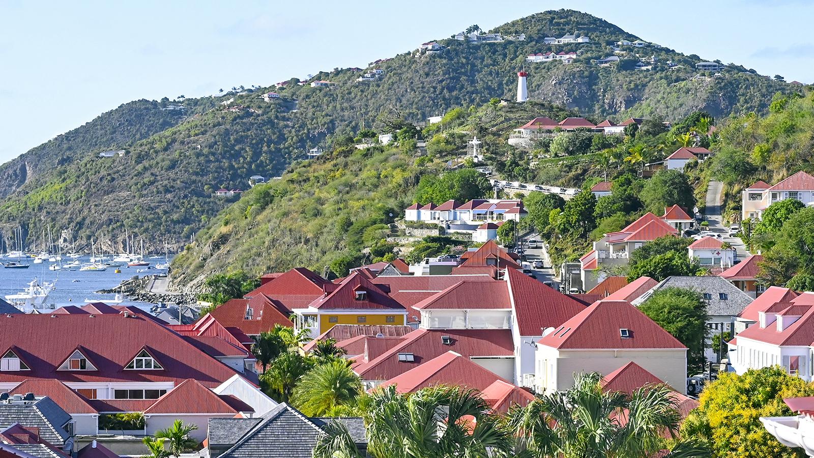 Rote Zeltdächer prägen das Stadtbild von Gustavia, der Hauptstadt von Saint-Barthélemy. Foto: Hilke Maunder