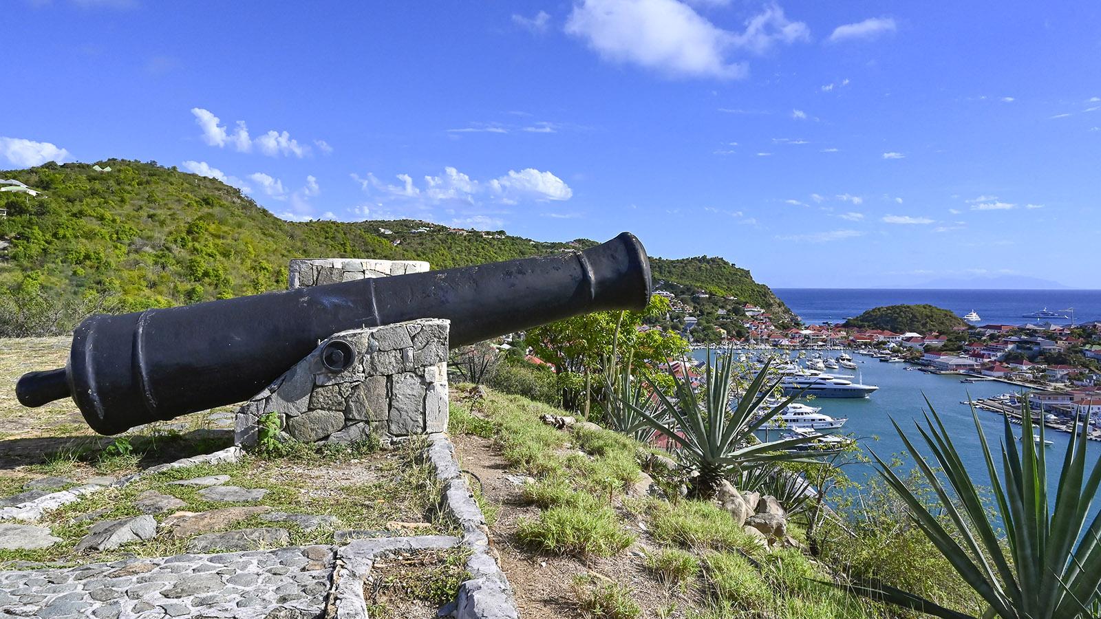 Kanonen schützten die Hafeneinfahrt von Gustavia - hier am Fort Gustav. Foto: Hilke Maunder