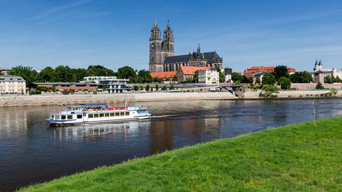 Magdeburg: Dom mit weißer Flotte