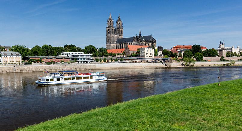 Magdeburg: Dom mit weißer Flotte