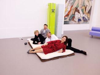 Kuratorin Katia Baudin mit Bruno Domeau, Constanze Zawadzky (Volontärin des Kunstmuseums) und Philippe Pérès